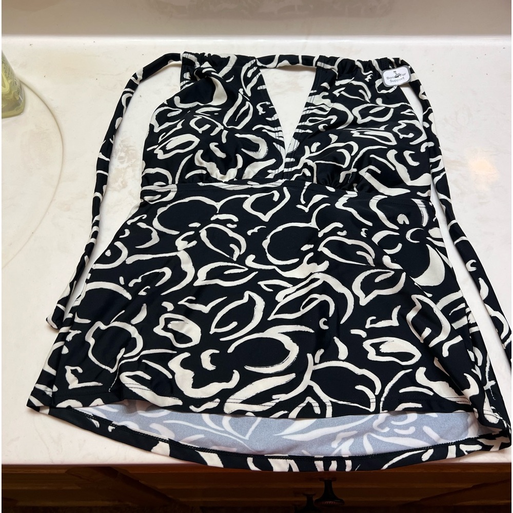 Women’s size 4-6 baiting suit new with tags